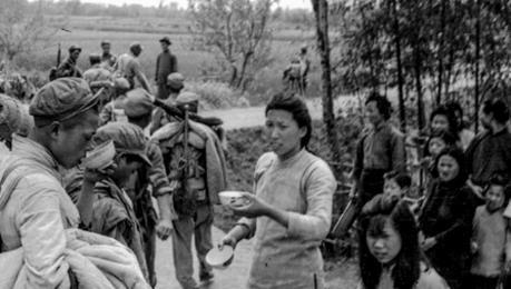 1948年，东北野战军某纵刚刚取得了大捷，纵队某连驻扎在小村子里。连长看“地主小