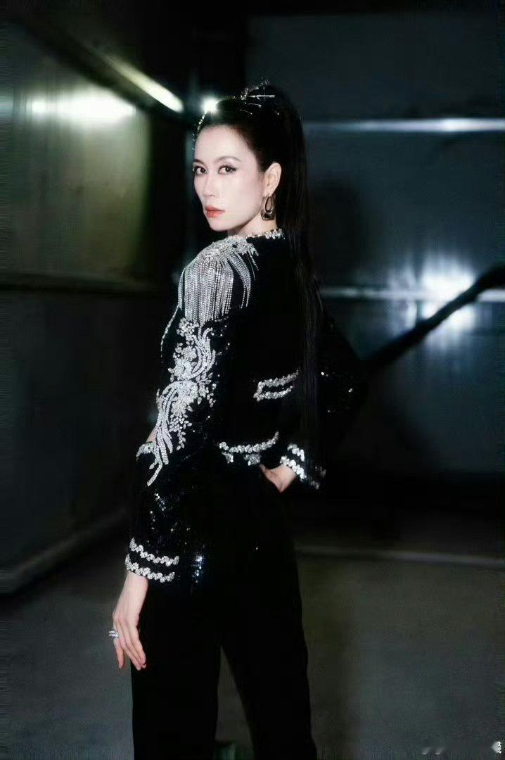 温峥嵘自己玩上了登台前意外摔伤膝盖，强忍慌乱与疼痛完成舞台，认真值得被体谅。 