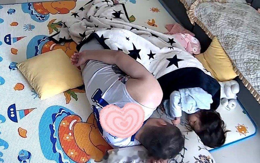 孩子半夜哭醒，她爸带出卧室哄，孩子要睡客厅。爷俩都睡得特别好，平时孩子八点醒，今