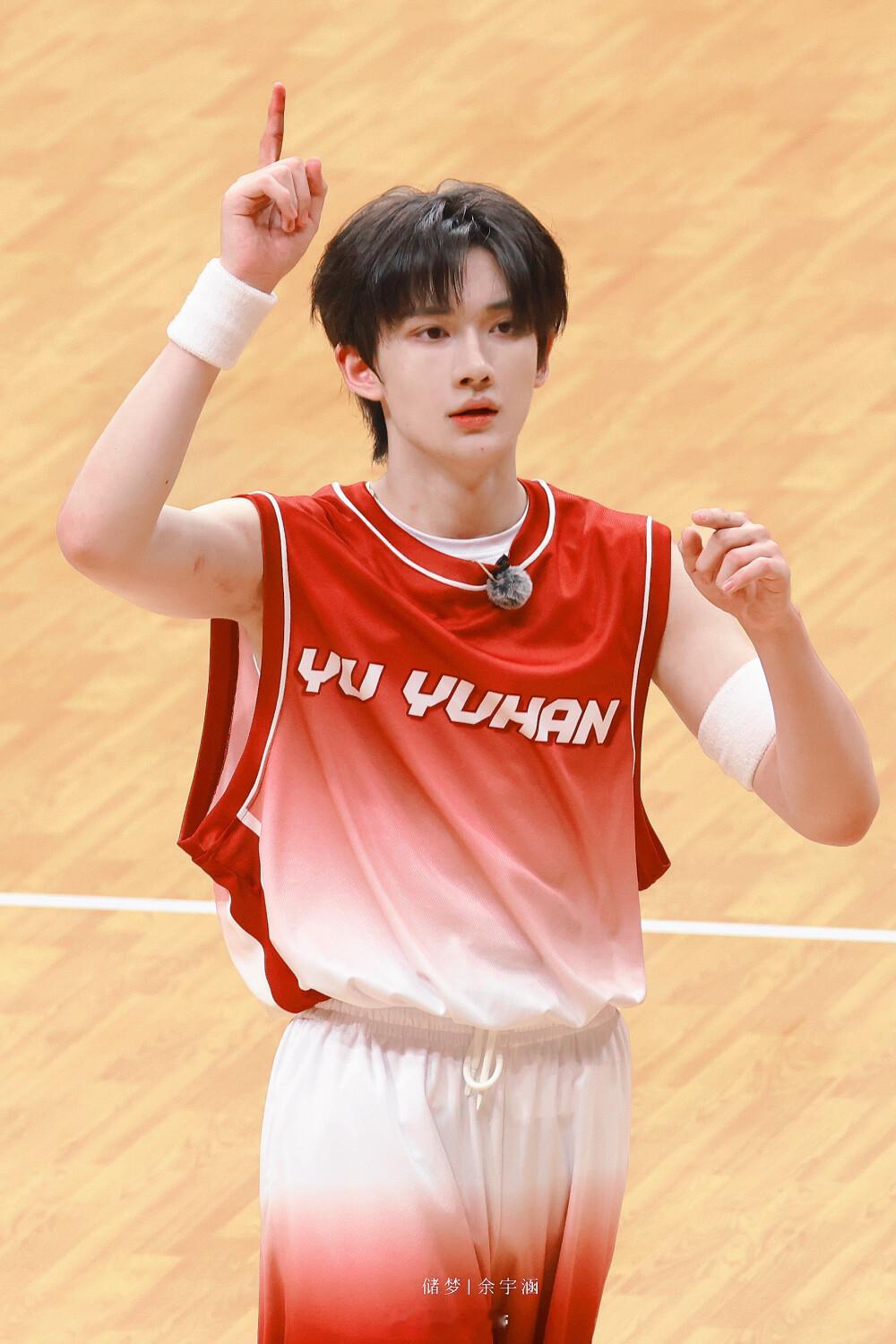 余宇涵 第一次觉得楼上的菜好吃 经过严谨的科学分析，得出结论：美食的美味程度，与