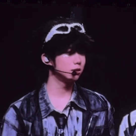 陈奕恒唇环陈奕恒好可爱啊。。臭屁的展示自己的唇环