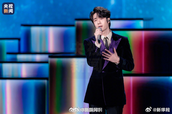 【#2025春晚印象最深的舞台# 是哪个？】近日，春晚全球推介片发布，大家对马年