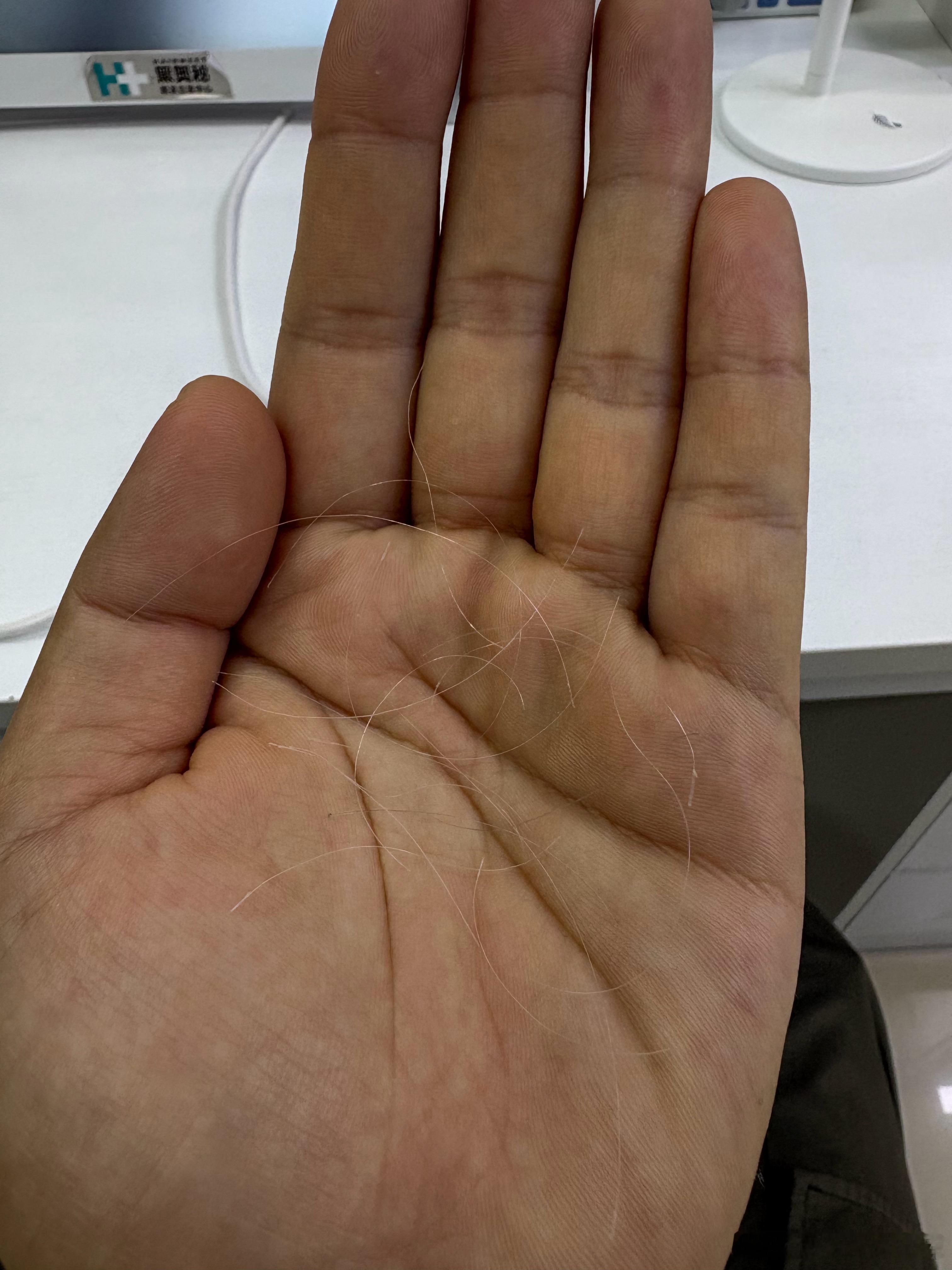 我为数不多的优点之一就是头发不咋脱发今天让专业师傅帮我看一下得到了再次肯定又给我