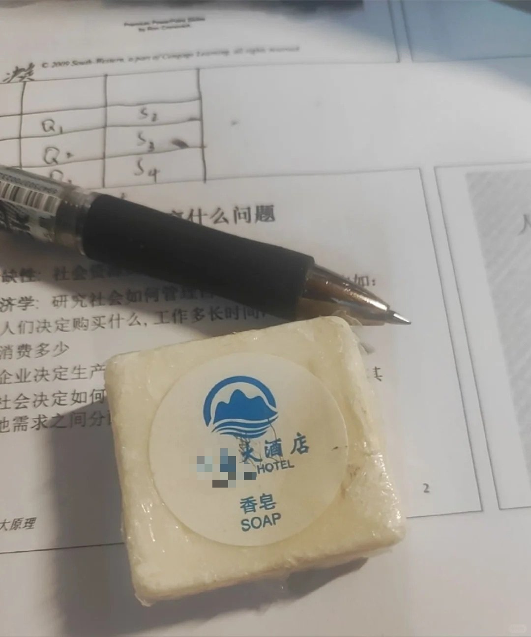 到了考场，让我妈给装的橡皮“孩子 ，到考场好好儿写……洗澡啊～”监考老师就站在我