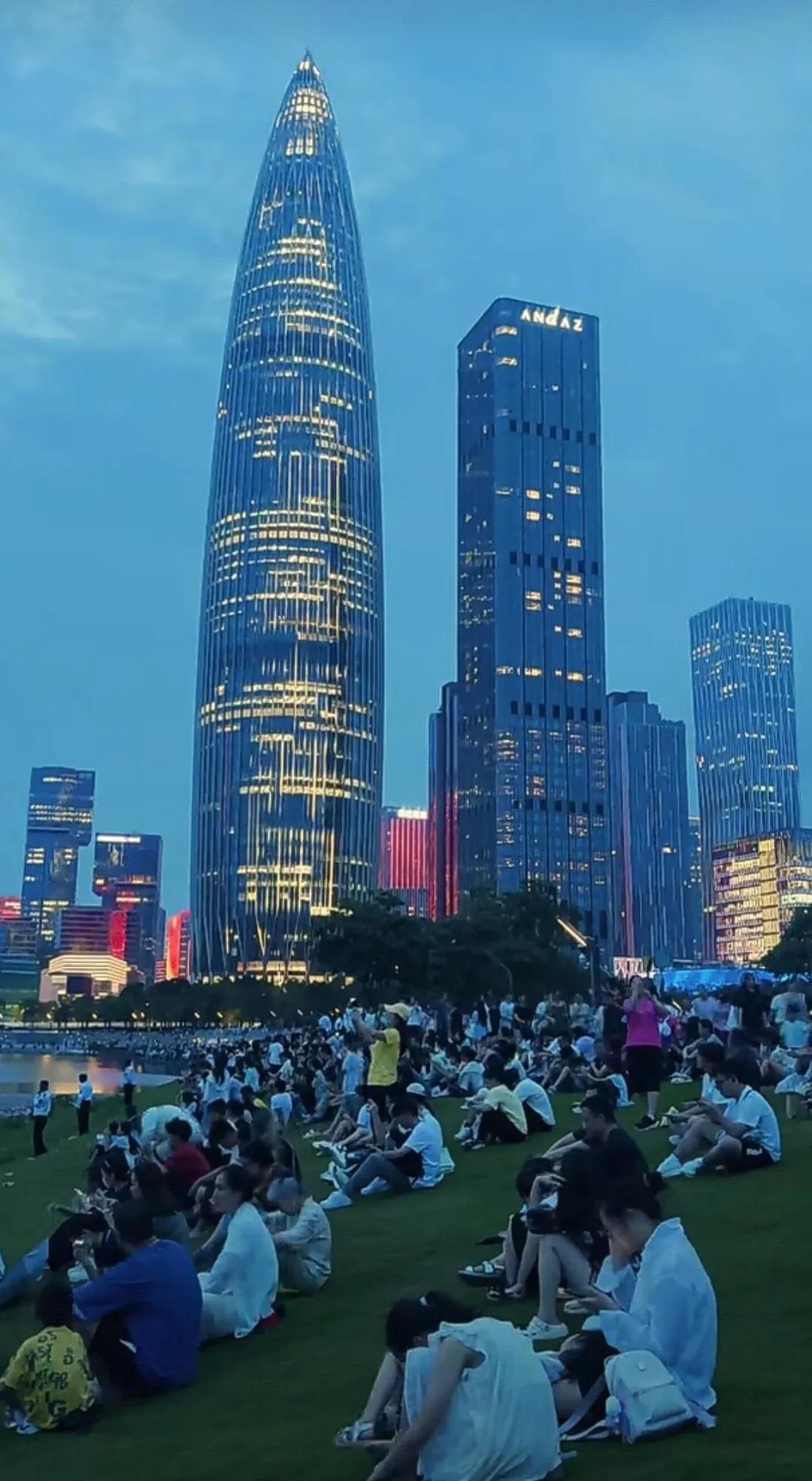 这样看来深圳的天气确实比杭州更加宜居。之前在杭州的时候我感觉晚上7点来钟户外依然