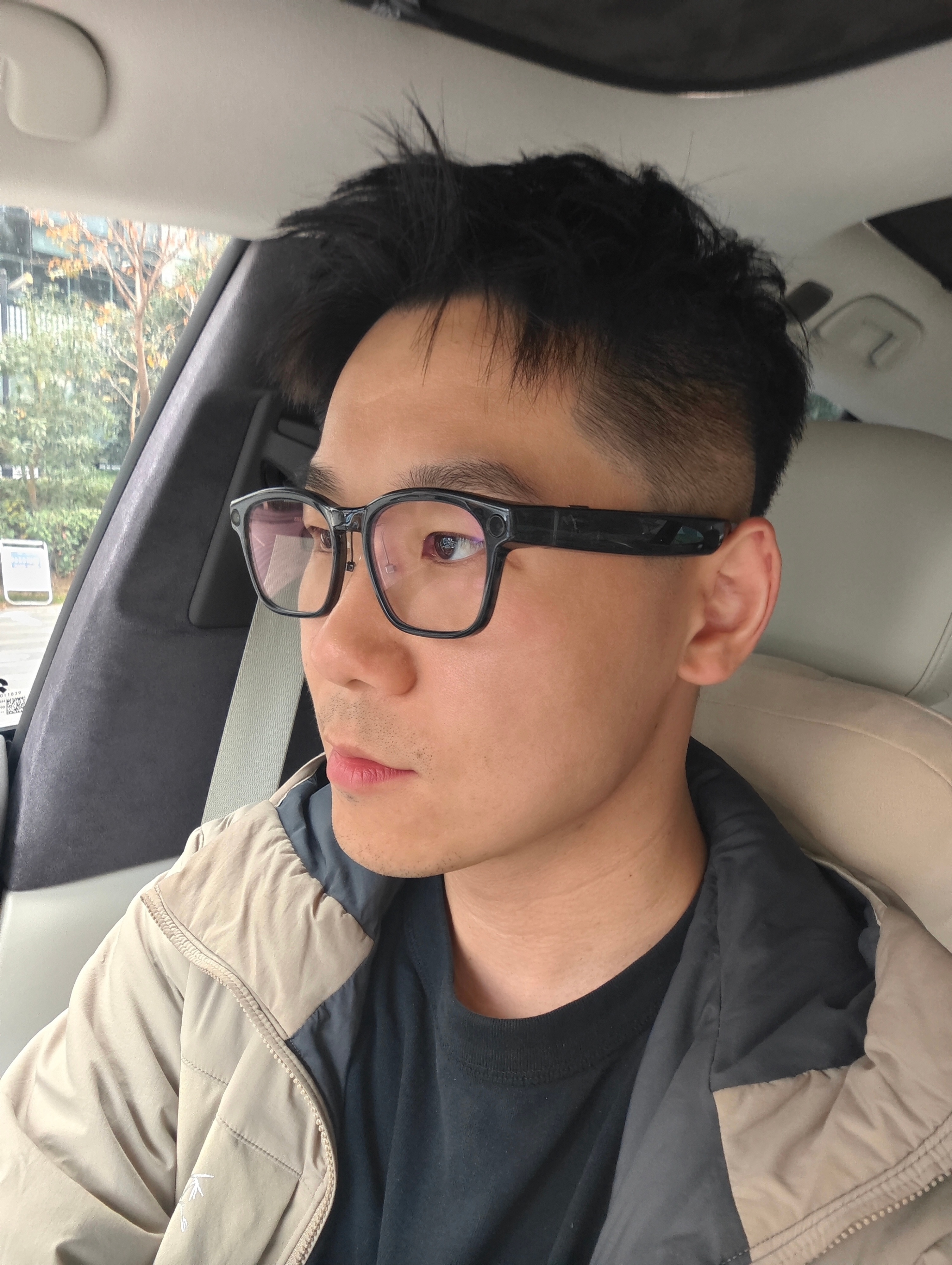 这波是JC和理想AI眼镜Livis 的联名我的这个亮黑色感觉咋样？听说现在这眼镜