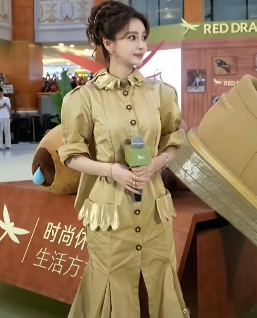 angelababy22年秋冬高定裙angelababy卡其色风衣裙绝了！Ang