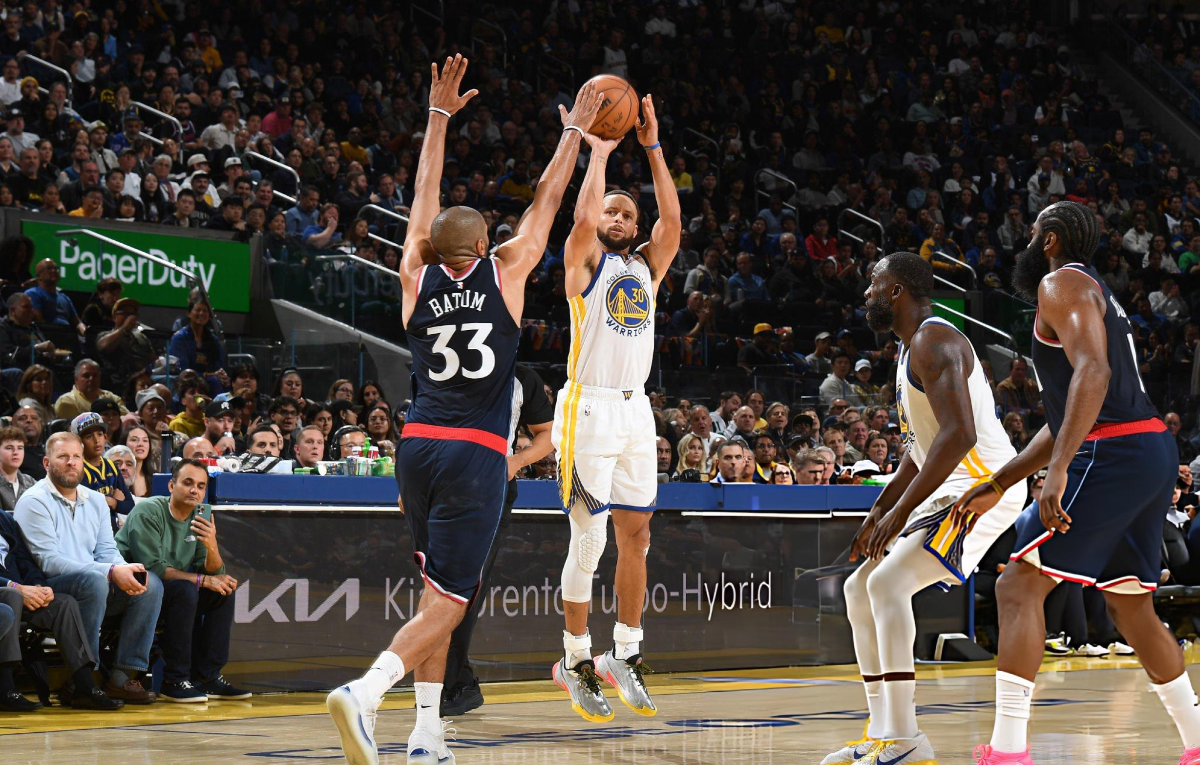 这一球基本上杀死比赛了库里放弃吧让保罗上来多打打我的观赛搭子 ​​​