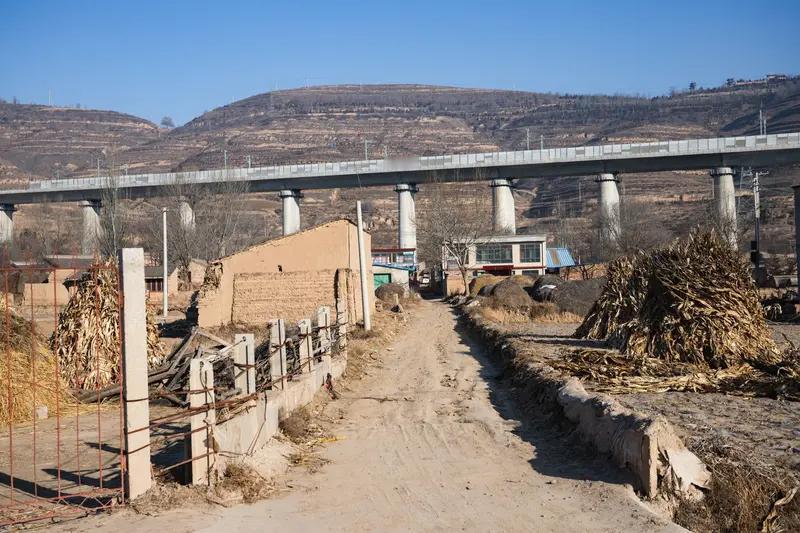 山村少女十年黑暗遭遇：坚强重生迎希望，揭露乡村阴影中的光明力量

在偏远的山西乡