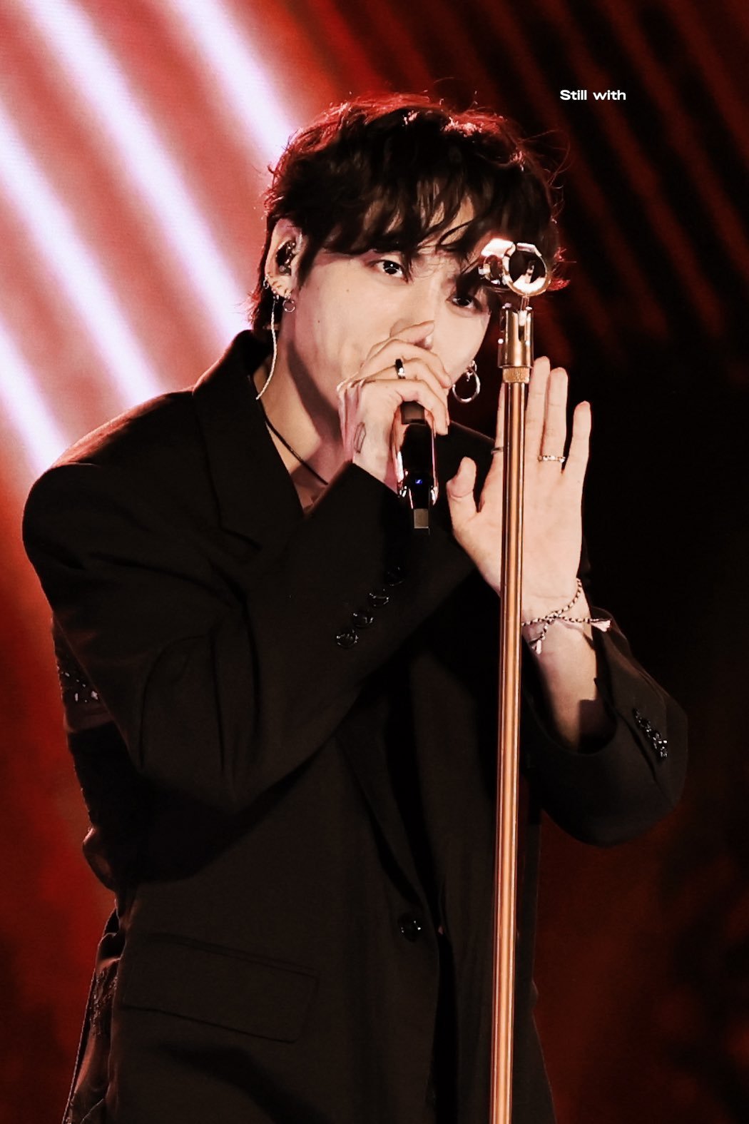 女爱豆cover田柾国的歌都来看看原唱的舞台实力 神级ending