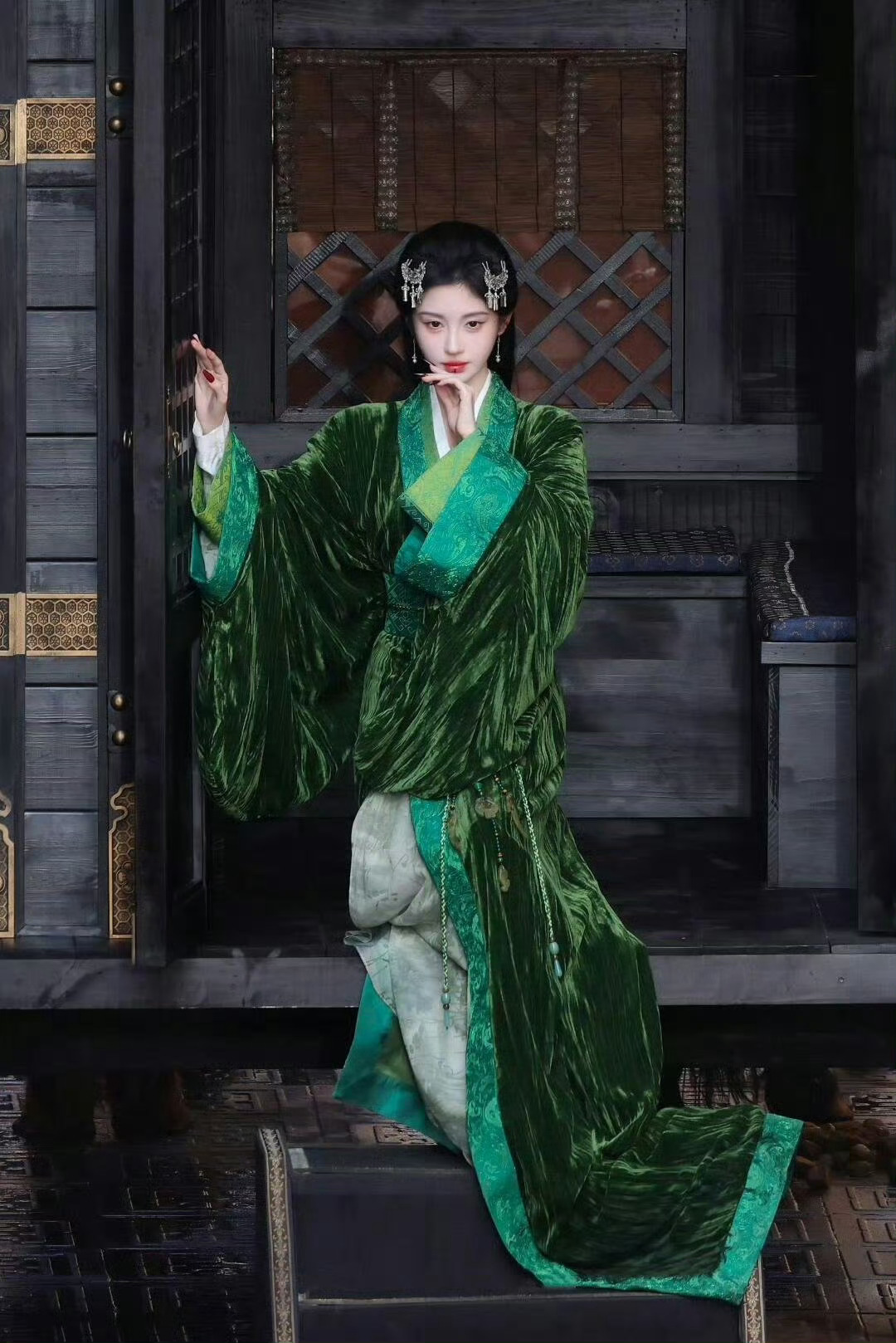 鞠婧祎今天的新造型路透一整个梦回露芜衣，此女极其适合战国袍 