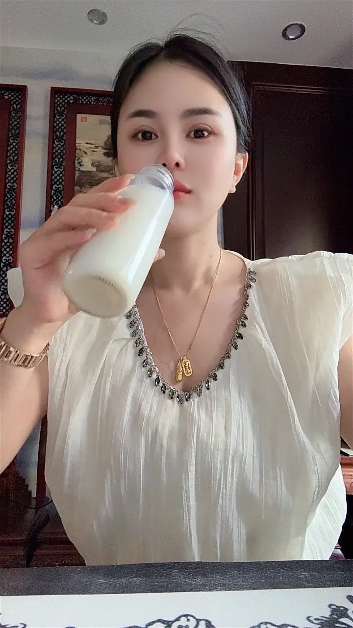 何必与人计较没有人值得你掏空自己，这红尘万丈最没有意思的不过人心
