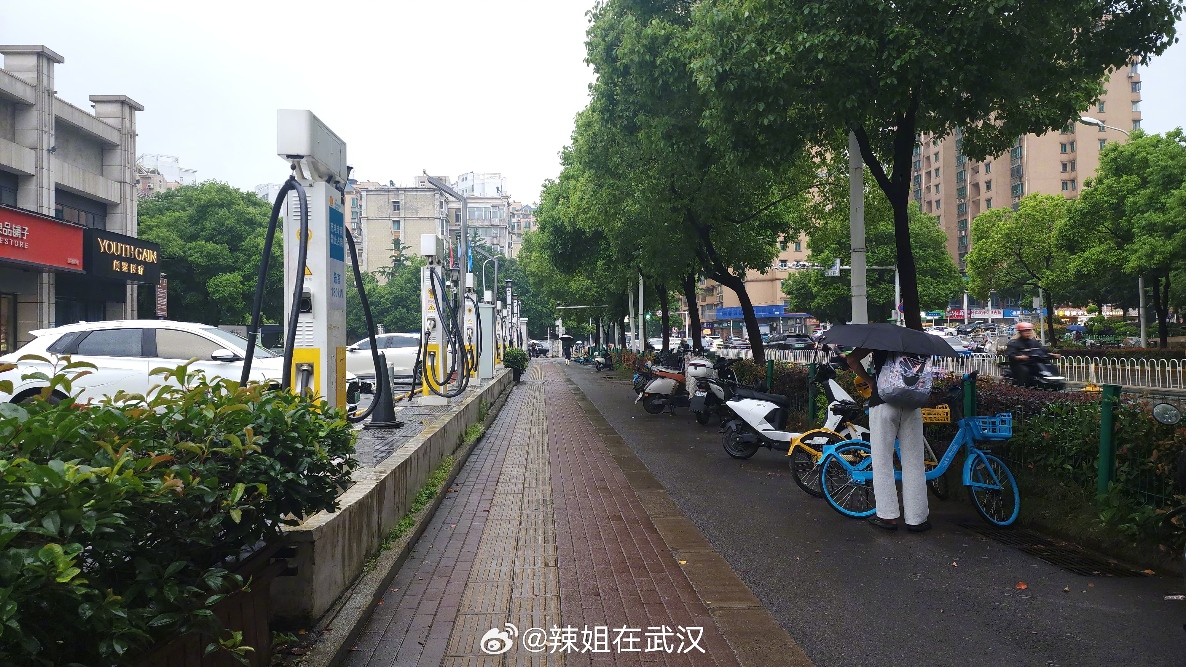 武汉武汉水务坚守一线防涝保畅刚经历完一场暴雨洗礼，原本还担心晚高峰会拥堵，没想到