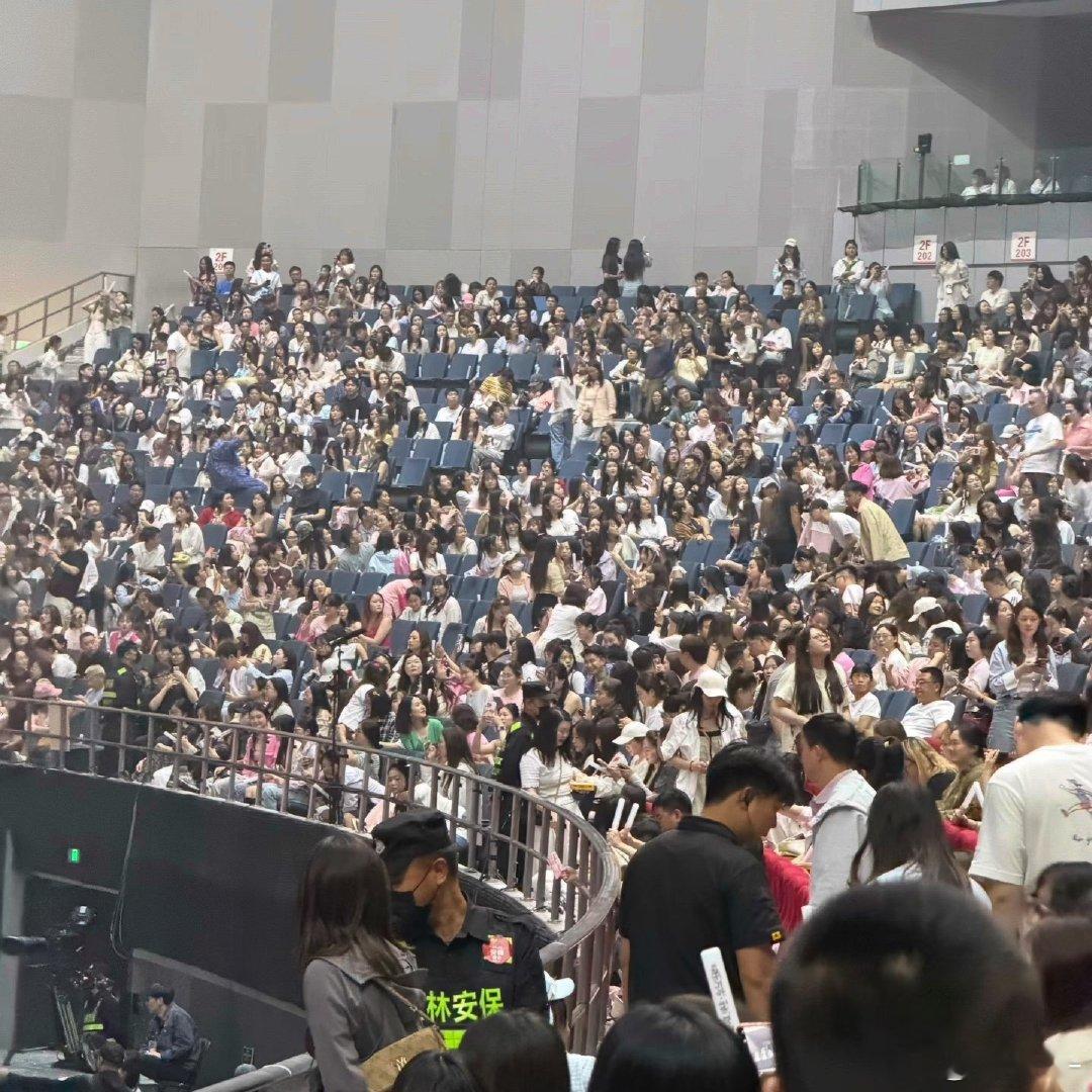 谢娜演唱会上座率谢娜都能开个人演唱会了，而且上座率好高，何老师，李维嘉，杨迪，齐