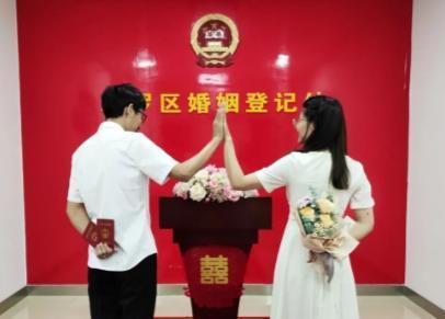 2026年5月20日，在杭州婚姻登记处，有多位姑娘和外国男友办理结婚登记手续。其