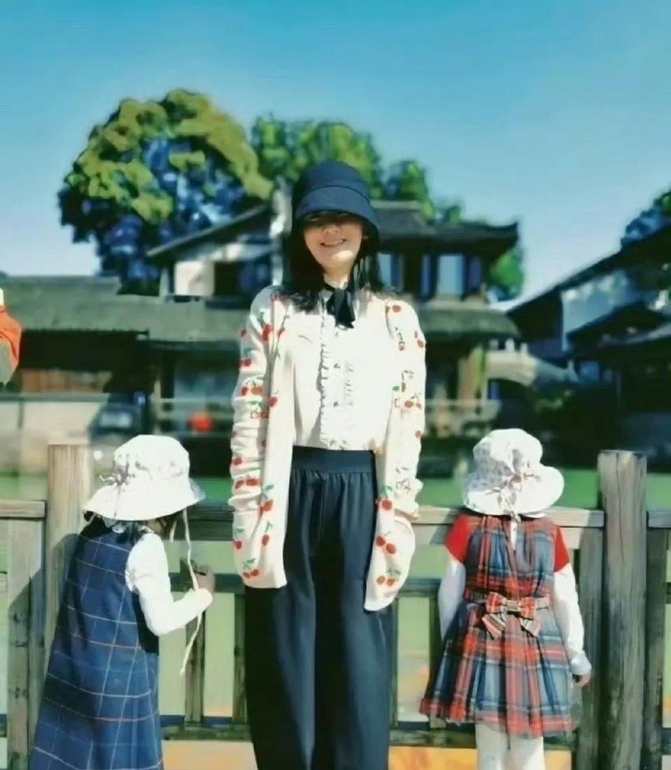 自己晒娃是幸福，

别人拍娃是越界？

赵丽颖谢娜这波操作你看懂没？

最近刷到