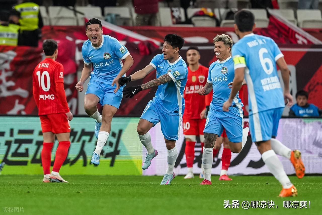 中超首轮！卫冕冠军开门黑，3大冷门+28球，新赛季格局全乱了
 
谁能想到？
2