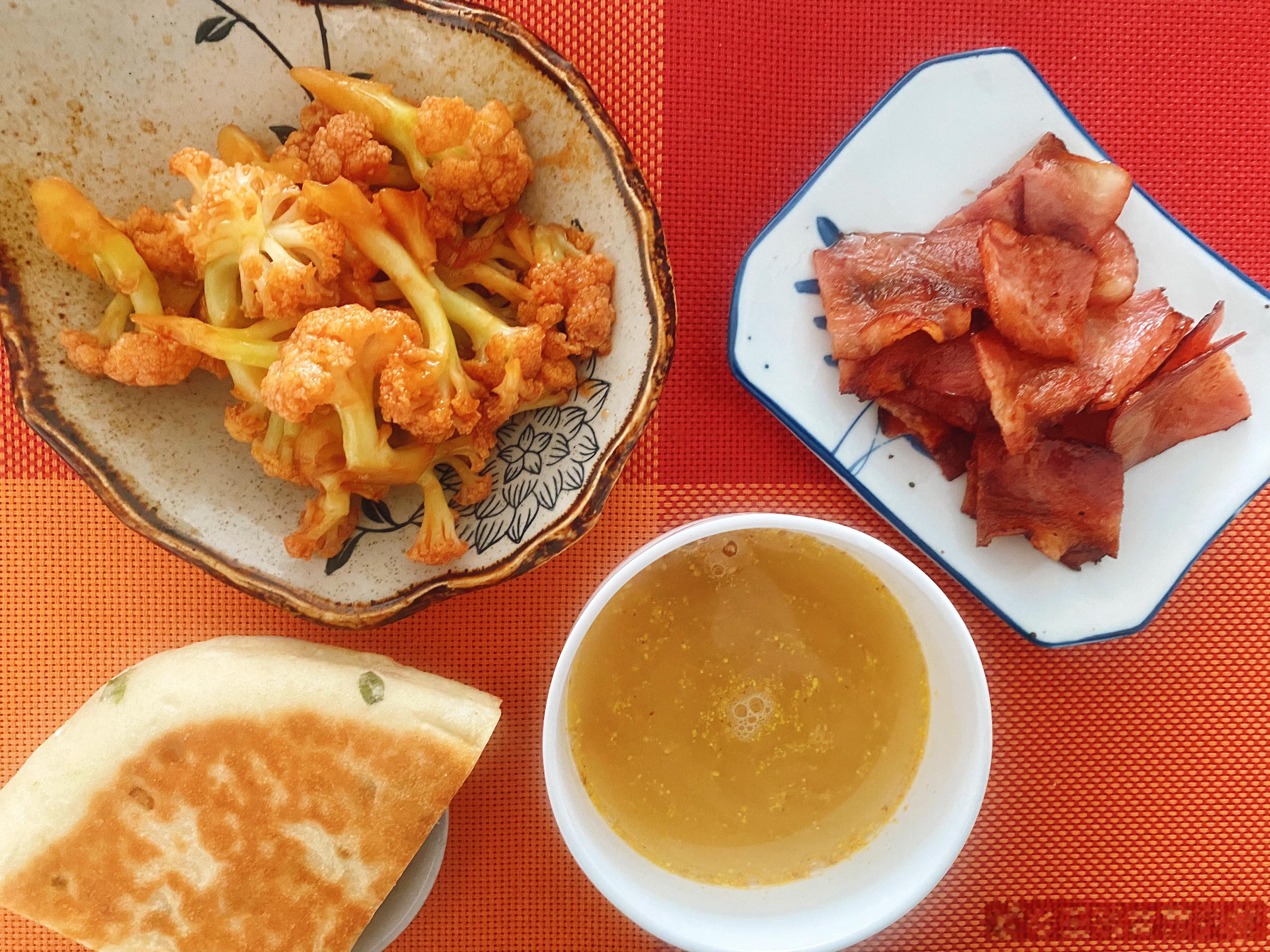 早餐哥  9月29日早餐茄汁菜花，煎培根，发面饼，八珍粉做一个比昨天更好的人，是