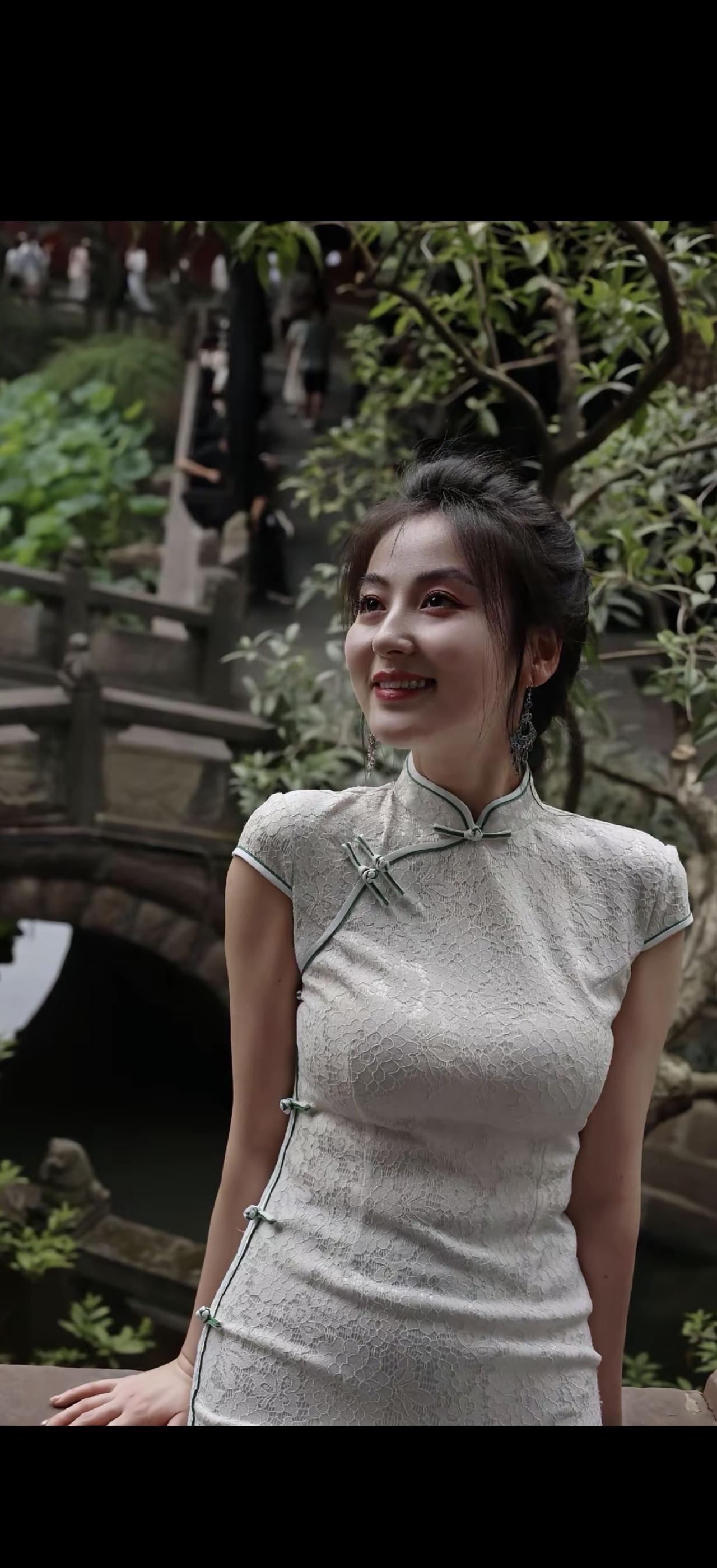桥上美人倚，笑语如春风。