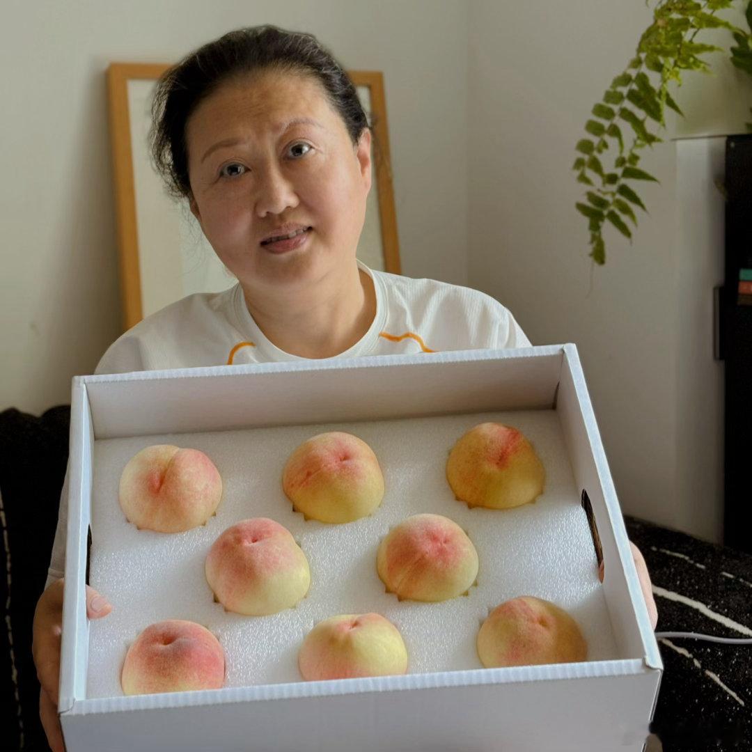 给你们看这个桃子多漂亮 天庭的蟠桃不过如此，打开感觉有bgm和烟雾冒出来～ 