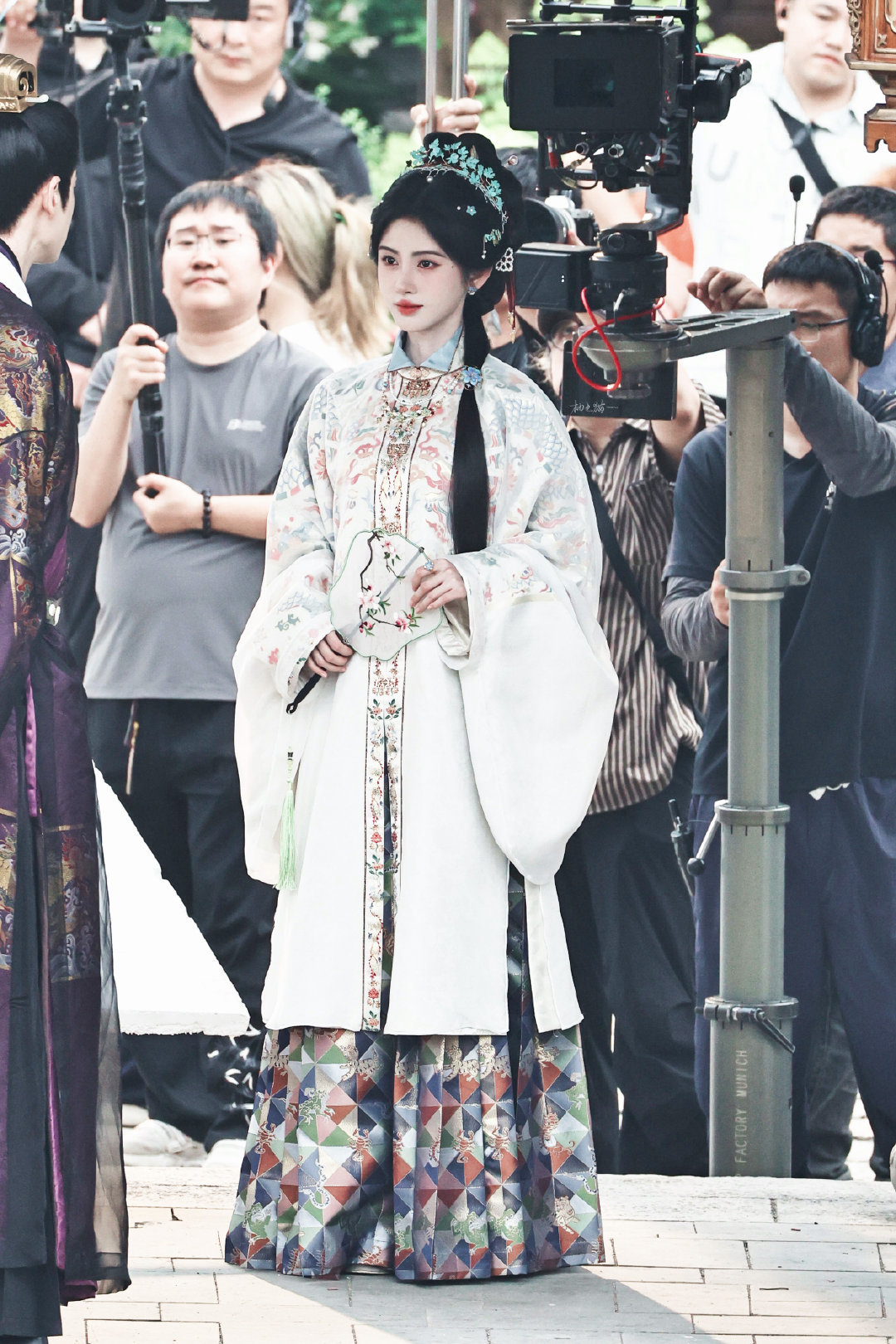jjy鞠婧祎千香 jjy鞠婧祎姜黎非 “玫瑰之所以是玫瑰，是风与光的眷顾，更是视