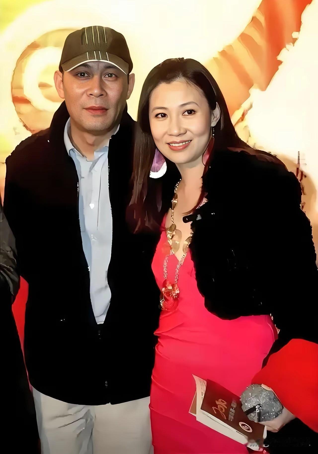 他俩是明星夫妻，从校服到婚纱，结婚几十年恩恩爱爱，不离不弃，从没有任何绯闻，是老