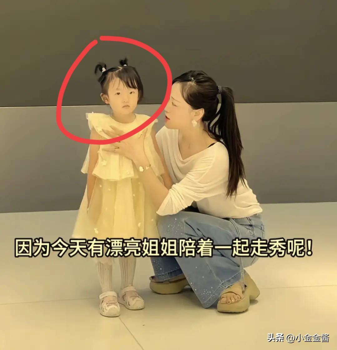 黄一鸣被封5天后，女儿闪闪现身，性格大变，整个人透着害怕，不再像以前一样活泼爱笑