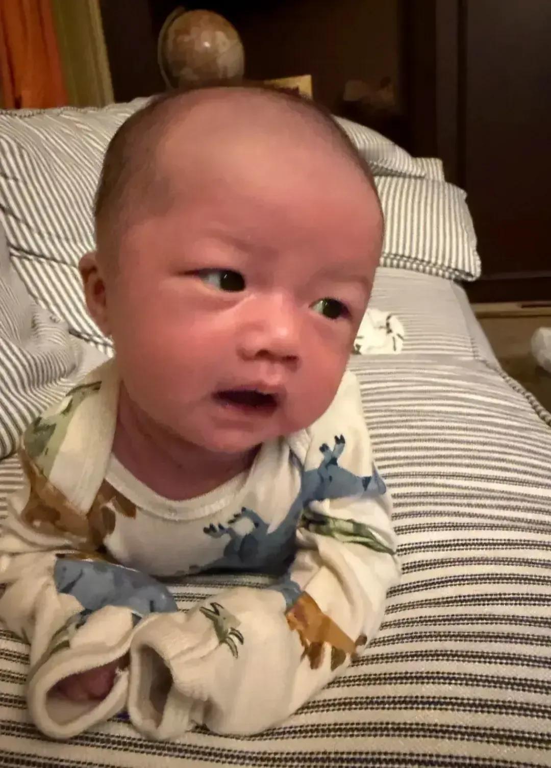 刚满月的小家伙是不是撞脸哪个明星了？越看越像，还不是那种偶像派，是演技派级别！