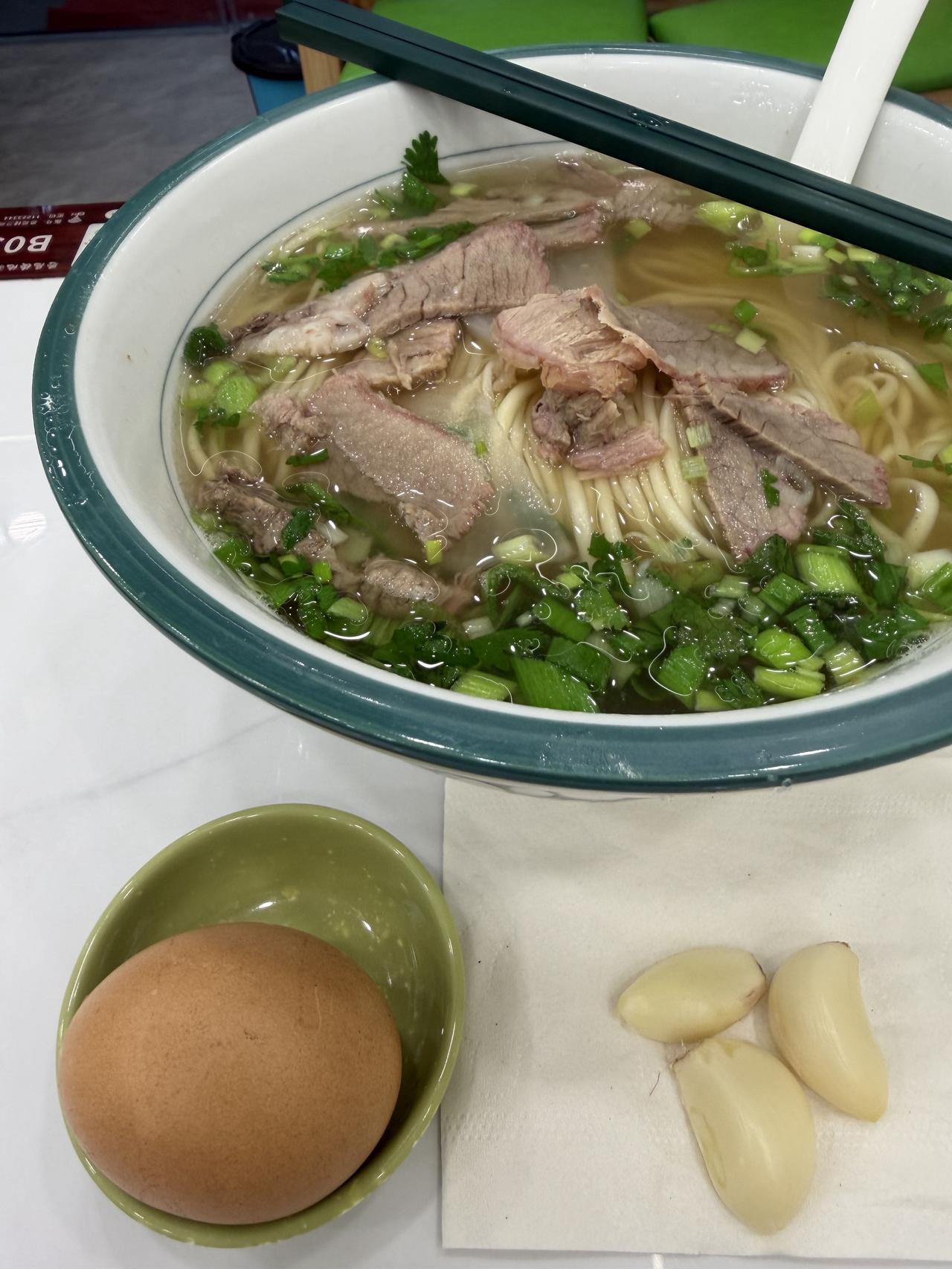 我想我还是爱上了这口牛肉面。一般除了聚餐，其他一人吃饭的时候脑子里多数会跳出它来