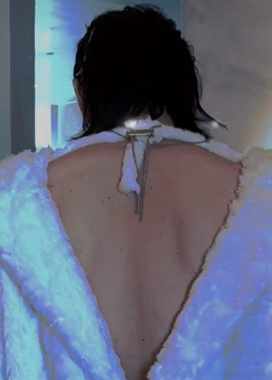 #向佐你背上疙瘩有点多啊# 向佐女装，妆容很精致，但后背的黑疙瘩有点子多啊，强迫