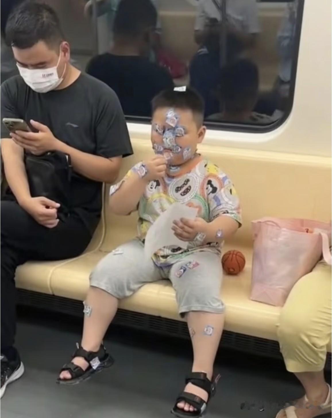 这才是顶顶有素质的娃儿😂
全身贴满贴纸，脸上、胳膊、腿上全都是。

不过他只霍