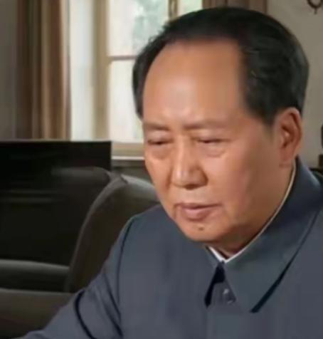 大家注意到没有？毛主席在七十岁以前，几乎没有白头发。还记得三大战役打完那会，警卫