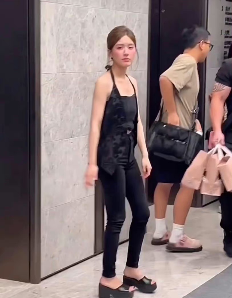 赵露思真的不能再瘦了，已经有头重脚轻的感觉了 ​​​