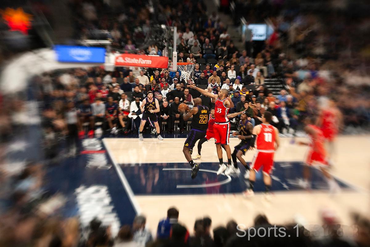 快船战胜湖人 詹姆斯哈登拥抱  领先26分差点被翻盘！NBA常规赛焦点战，快船在