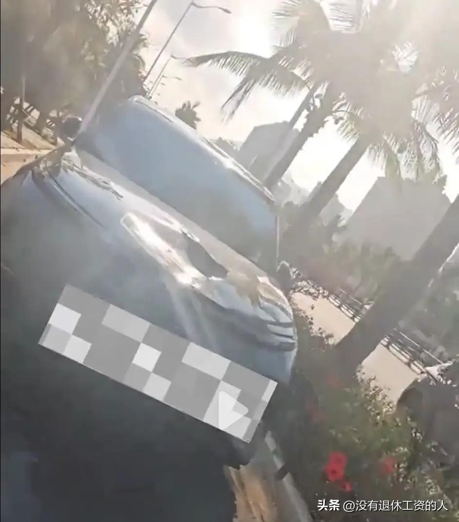 这个场景让人哭笑不得！

海南一车主，图方便就将车违停在了非机动车道上。结果，被