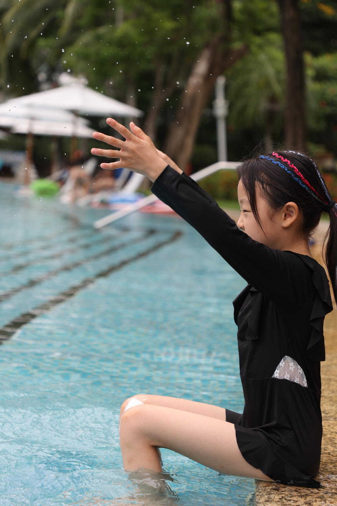 泡在水里的蓝色假期