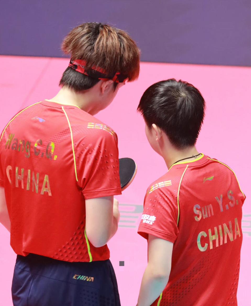 王楚钦说：一个人不熟，怎么聊？
孙颖莎说：一个人不聊，怎么熟？

就这样一句对话