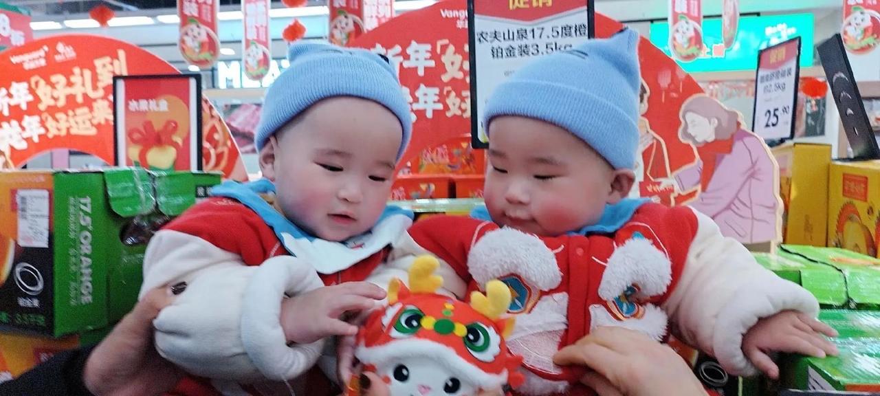 “这次科学解释不了！”山东济南，妈妈带宝宝回老家，发现宝宝居然跟婆婆两年前贴的年