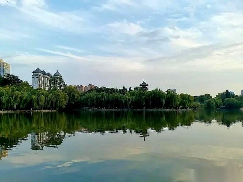 绝了。
真的，同一个西安城，两个公园的湖水，一个清得像块碧玉，一个黄得像碗面汤。