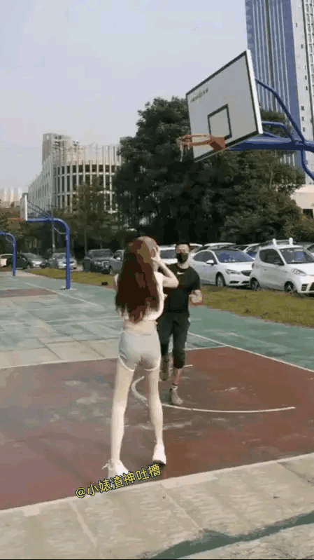 打篮球🏀，她踢人竟然先伸的左脚