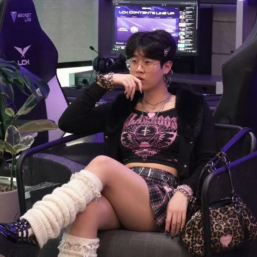 宙活和bin这赛段后半段是真让队友玩的很舒服拿蓝领对线也是稳定压制，中期往后猛猛