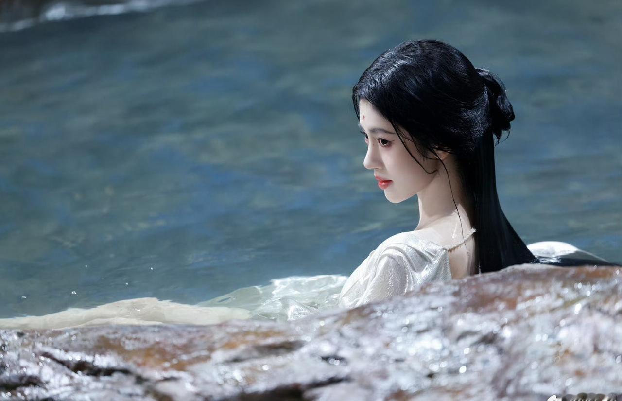 鞠婧祎 jjy鞠婧祎露芜衣狐系图鉴 jjy鞠婧祎来战阿黛﻿ 
人间路遥，星光作伴