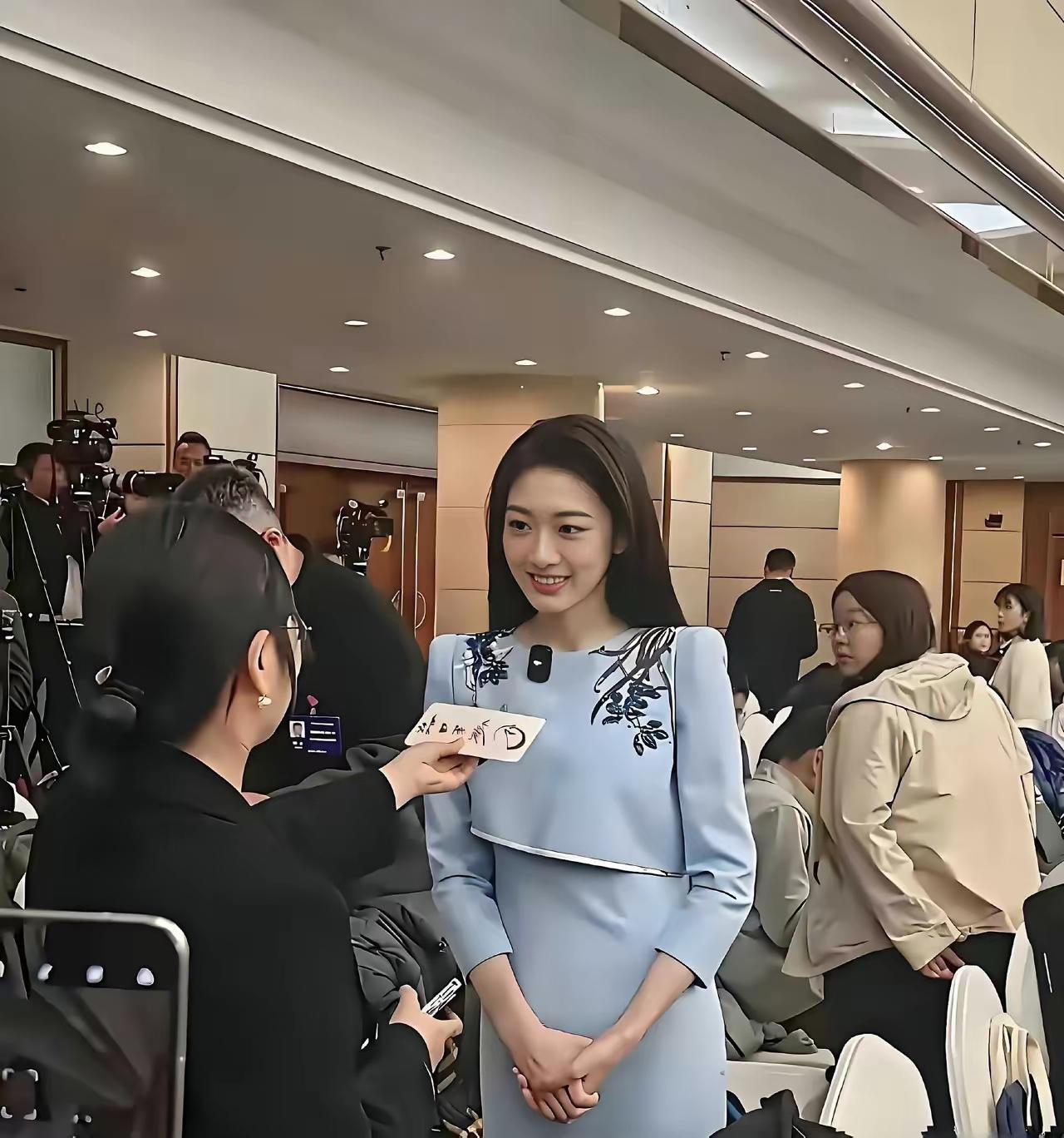 这个中央镜头拍摄的是谁，比周涛，李红都美，看着有点陌生，你能认出来是谁吗？