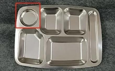 家人们，餐厅里不锈钢餐盘左上角的位置到底是做什么用的？
说它是放食物的地方吧，确