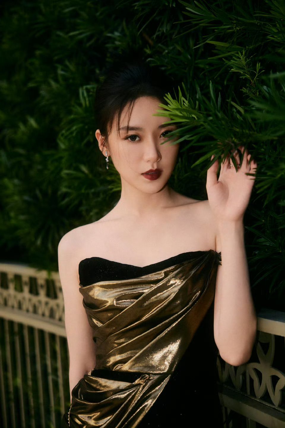 张月一袭鎏金抹胸礼服裙张月 ​​​