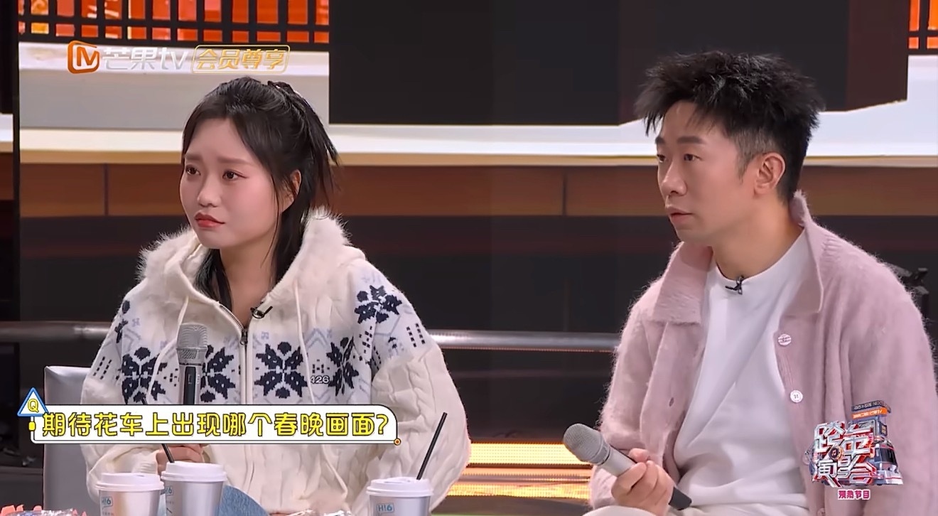 丁程鑫对春晚印象最深的是机器人转手绢丁程鑫无实物复刻去年春晚机器人转手绢的名场面