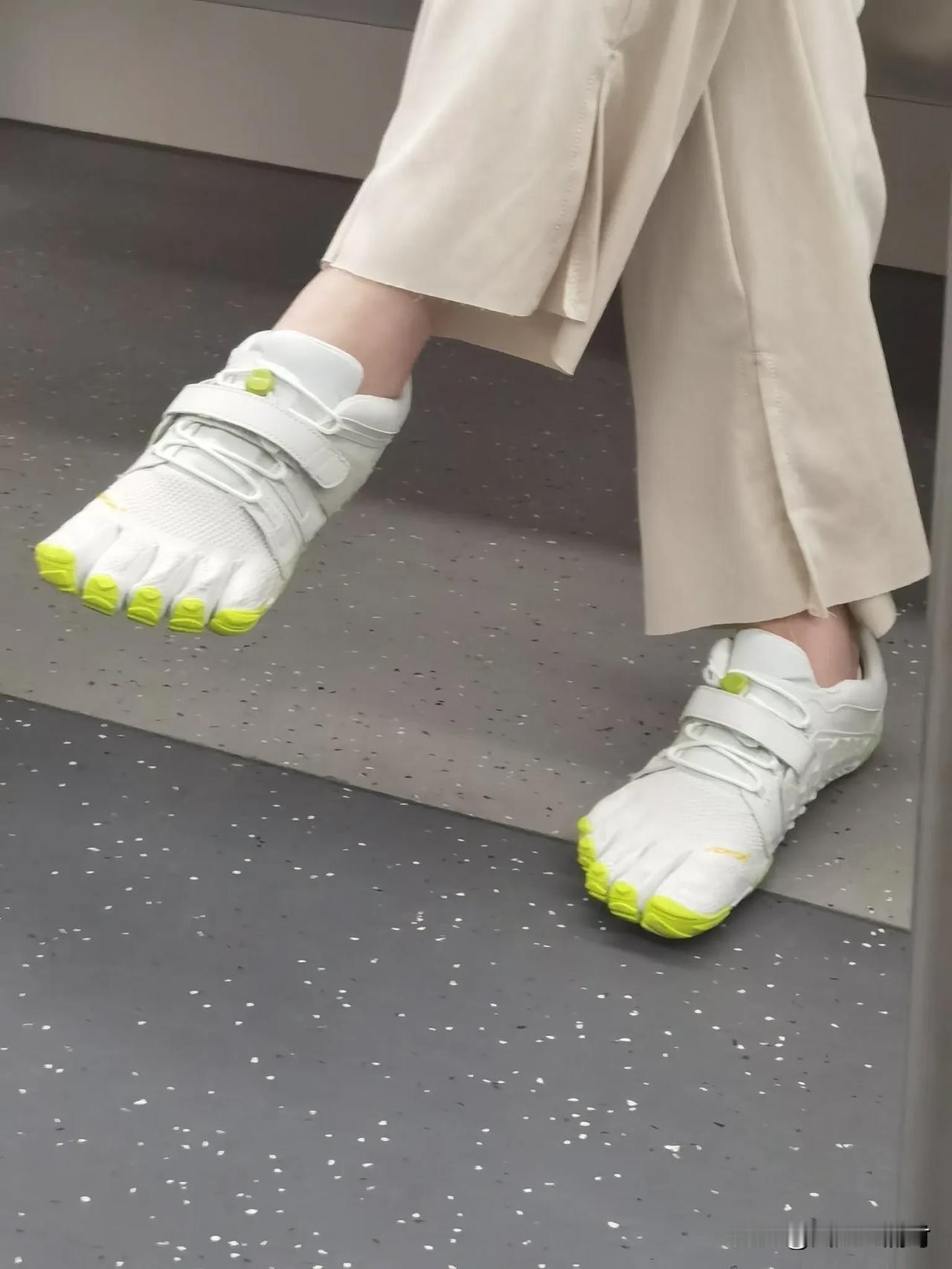 地铁上第一次见这种鞋子，
脚趾是不是不喜欢合住一室？
住在一起会对骂还是会打架？