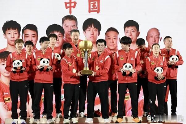 国乒全员喜剧人，领完奖忘记抱走奖杯，韩国队提醒，不要了吗，王皓  王楚钦   孙