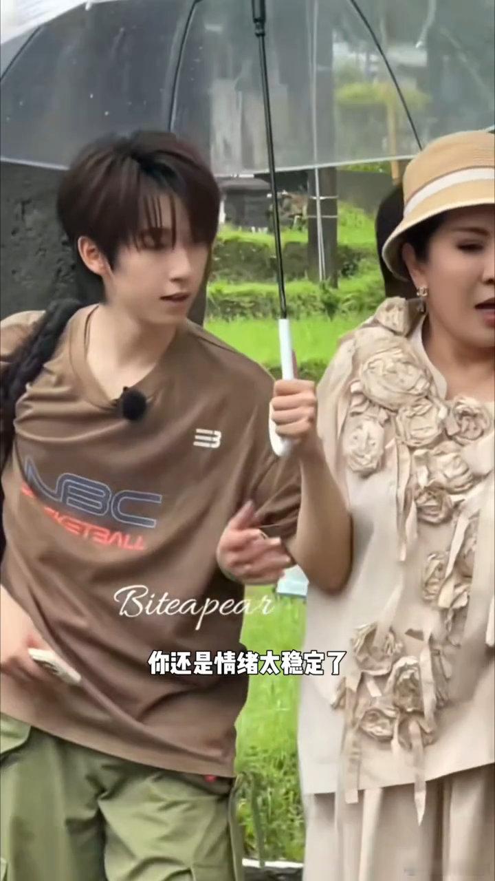 贺峻霖一口气搬了27个箱子一路繁花里最踏实的存在。贺峻霖默默干活，一口气搬完27
