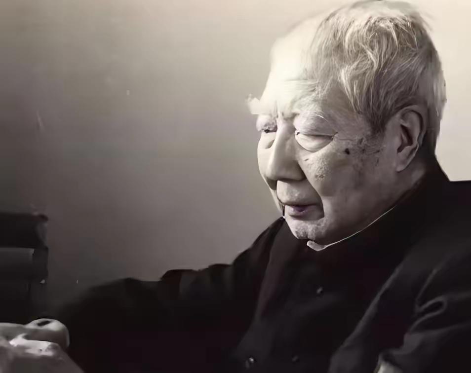 1950年，数名开国元勋联名向中央提出请求，寻找一位“代号OX”的国民党狱警，找